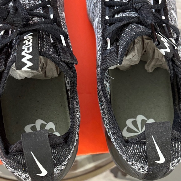 Women’s Nike Vapormax 2021 Flyknit Oreo DH4088-003 - Picture 7 of 8